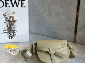 LOEWE升級版字母寛肩帶馬鞍包MiniGateDual手袋 0672