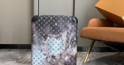 LV路易威登Monogram 帆佈點綴旅行貼飾星空 Horizon 拉桿箱¥5,280.00