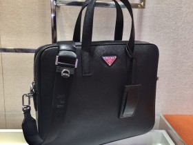 PRADA普拉達進口Saffiano十字紋牛皮公文包2VE368¥1980.00