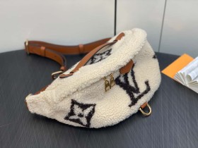 【原單精品】LV M23715米白色 腰包胸包繫列 BUMBAG 腰包¥1,480.00