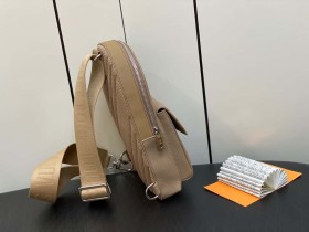 【原單精品】M23765藍色 全皮胸包單肩包繫列 秋冬新款 PILOT LV單肩包¥1,680.00
