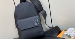 ＬＶ【原單精品】M23736黑色 全皮胸包繫列 Pilot slingback 手袋 飛行員吊帶包¥1,６８0.00