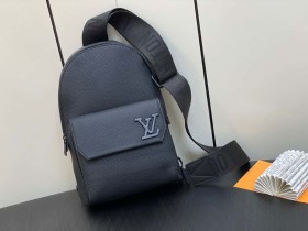 ＬＶ【原單精品】M23736黑色 全皮胸包繫列 Pilot slingback 手袋 飛行員吊帶包¥1,６８0.00