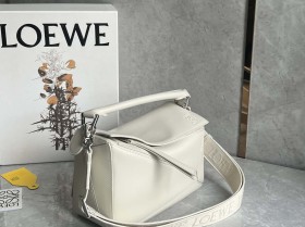 LOEWE 緞面牛皮+Anagram刺繡肩帶幾何包 0189鹽白24CM