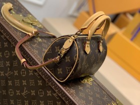 LV 路易斯·威登新版NANO SPEEDY 手袋M81085以經典的Monogram帆佈制成的Nano Speedy手袋￥ 880