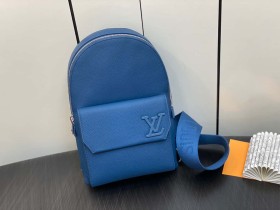 【原單精品】LV M23765藍色 全皮胸包單肩包繫列 秋冬新款 PILOT 單肩包¥1,480.00