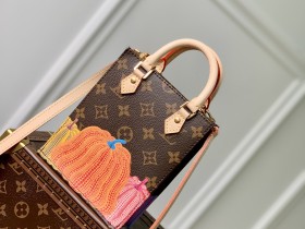 LV x YK Petit Sac Plat 手袋為 Monogram 帆佈描繪絢爛南瓜圖案 路易斯·威登￥1480