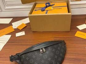 LV M46035特級加強版 DISCOVERY 小號腰包專櫃同步電子芯片內碼¥1,680.00