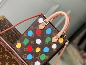 M81867LV x YK Petit Sac Plat 手袋出自路易威登 x 草間彌生合作繫列LV 路易斯·威登￥1280