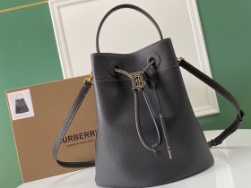 Burberry巴寶莉最新版小牛皮水桶包