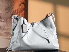 LV高仿包包 M12583 CarryAll Dark MM羊皮面料搭配著老花肩帶點綴¥3,080.00