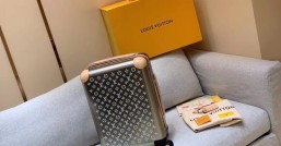 LV路易威登鈦合金材質鈦灰monogram 花紋拉桿箱M23204¥6480.00