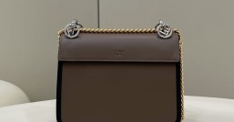 FF凸紋印花標誌翻蓋手袋2820¥2,480.00