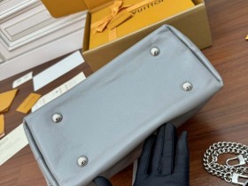 LV一比一高仿包 M12579 當季新款 CARRYALL CARGO 小號手袋¥2,380.00
