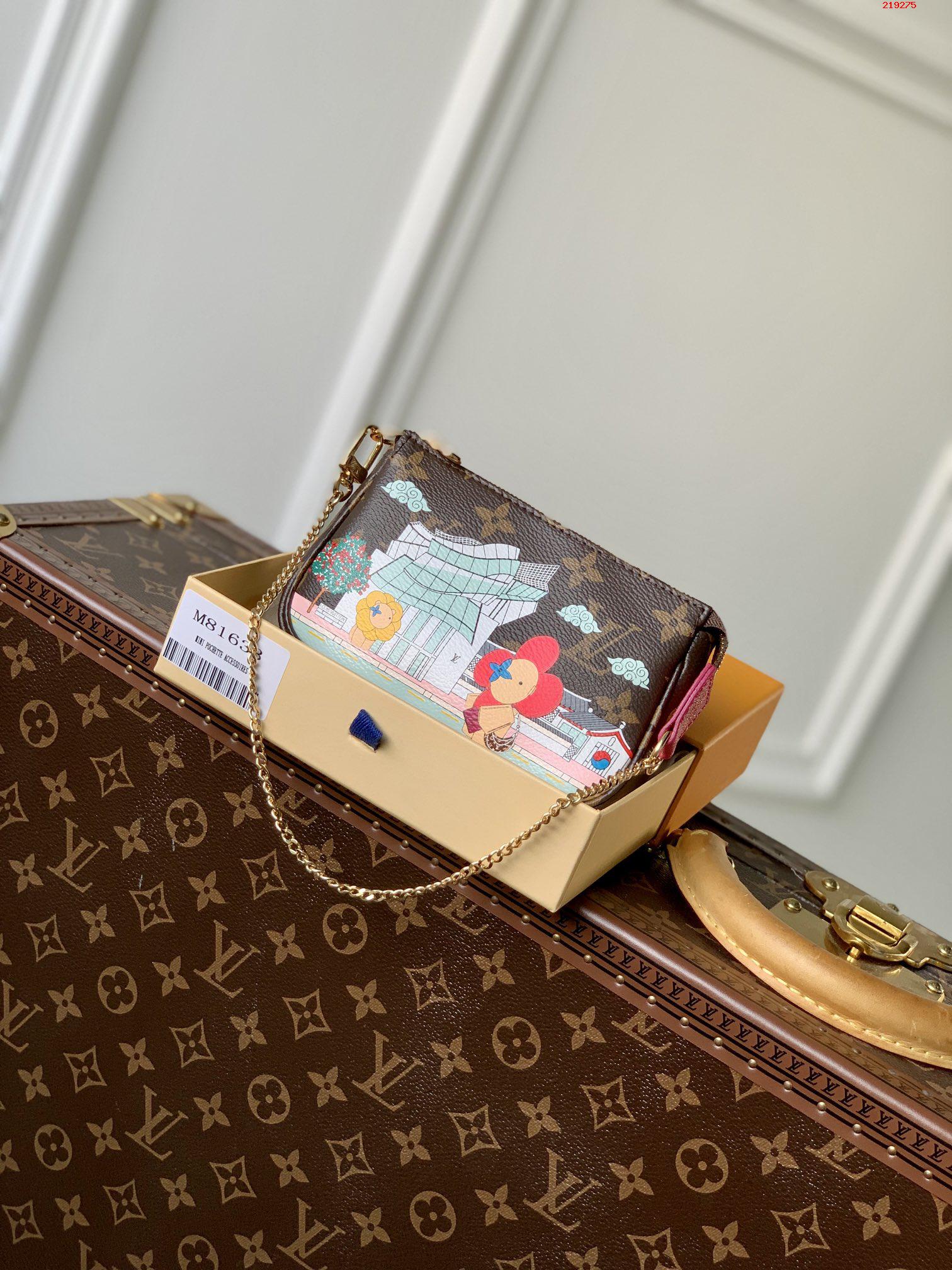 LV M81633玫紅Mini Pochette Accessoires 手拿包路易斯·威登￥580-頂級1:1精品高仿包包香港台灣批發價格推薦微信哪裡買