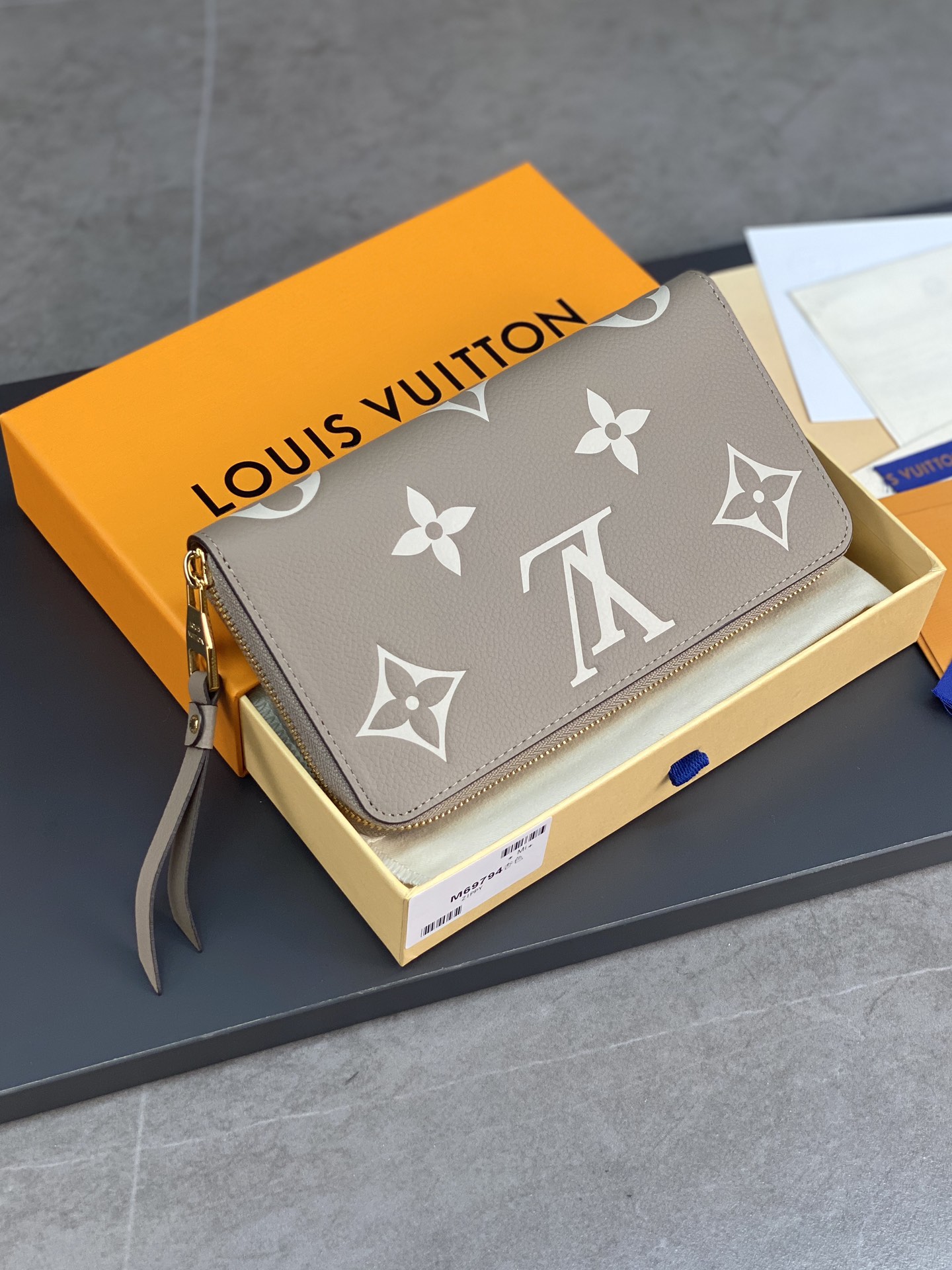 LV 路易斯·威登M69794 杏色 CRAFTY ZIPPY 拉鏈錢夾￥ 680-頂級1:1精品高仿包包香港台灣批發價格推薦微信哪裡買