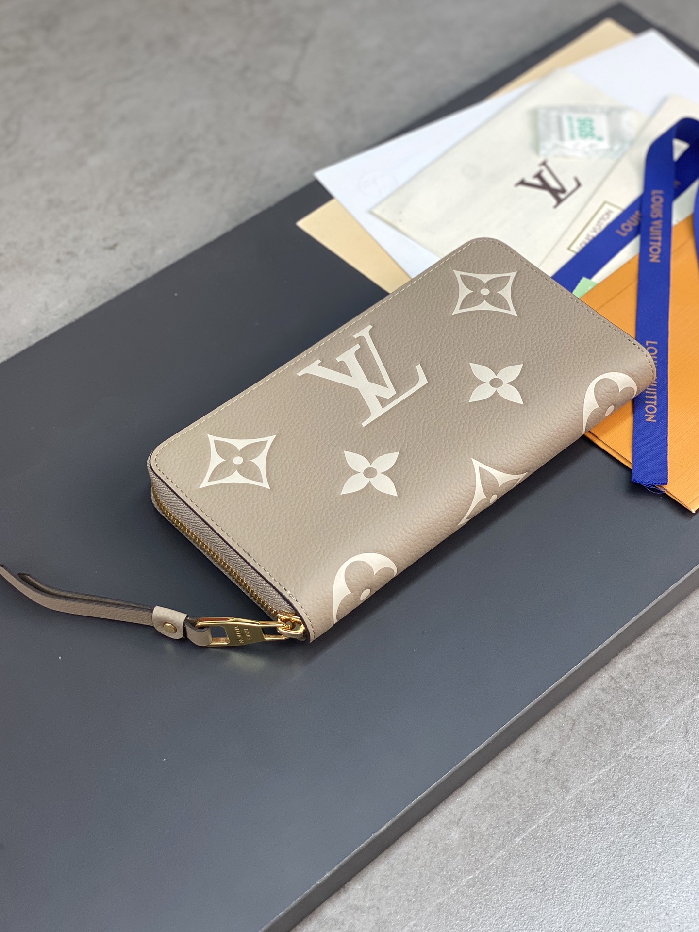 LV 路易斯·威登M69794 杏色 CRAFTY ZIPPY 拉鏈錢夾￥ 680-頂級1:1精品高仿包包香港台灣批發價格推薦微信哪裡買