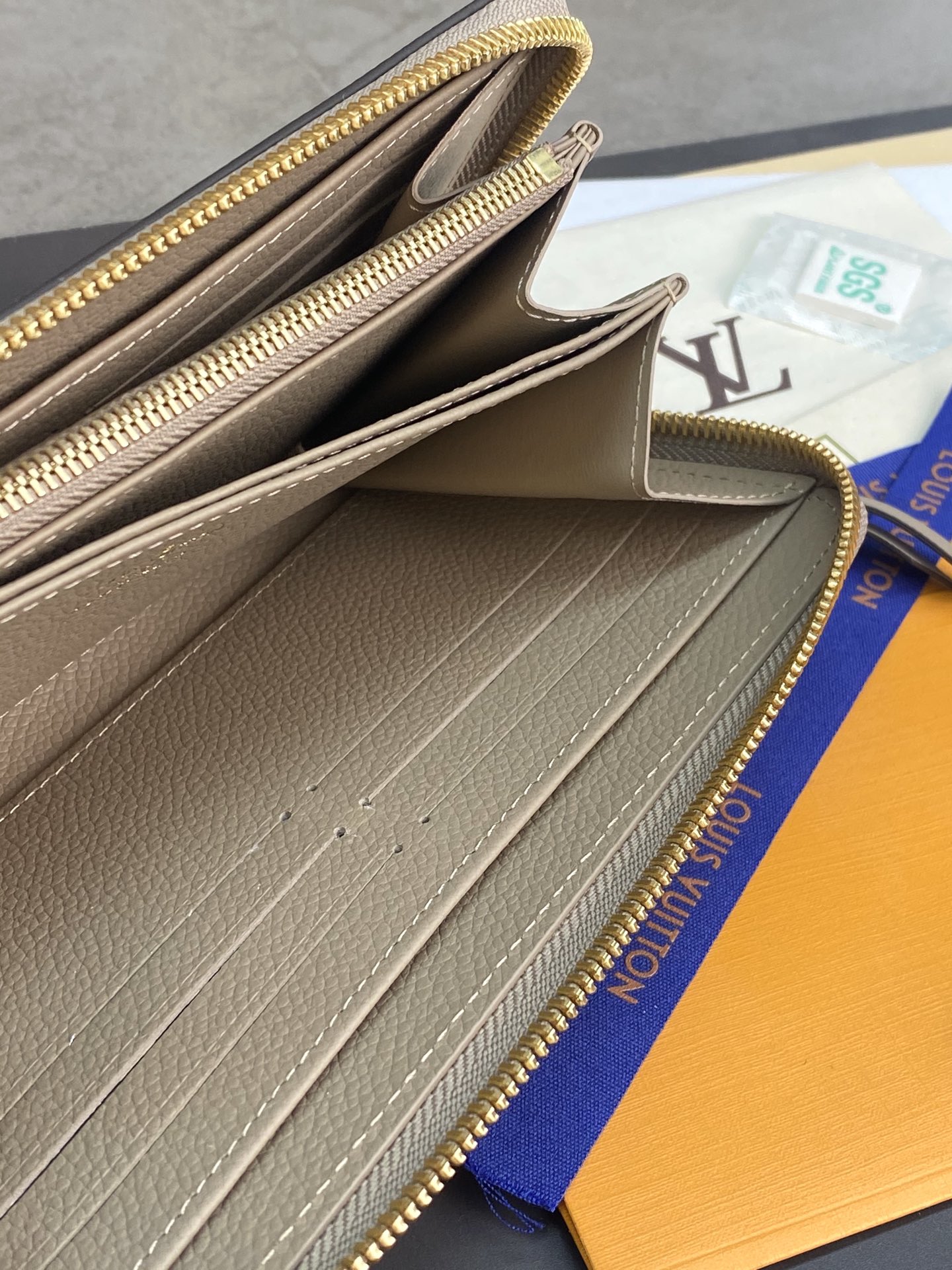 LV 路易斯·威登M69794 杏色 CRAFTY ZIPPY 拉鏈錢夾￥ 680-頂級1:1精品高仿包包香港台灣批發價格推薦微信哪裡買