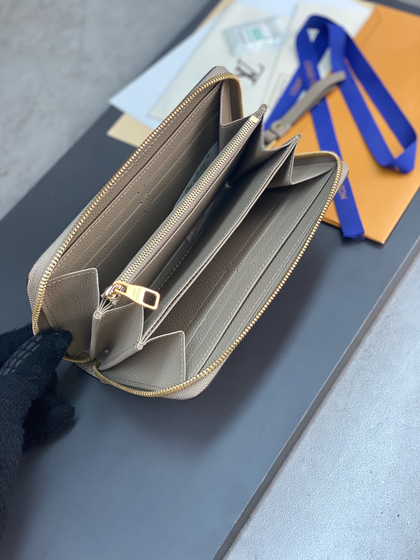 LV 路易斯·威登M69794 杏色 CRAFTY ZIPPY 拉鏈錢夾￥ 680-頂級1:1精品高仿包包香港台灣批發價格推薦微信哪裡買