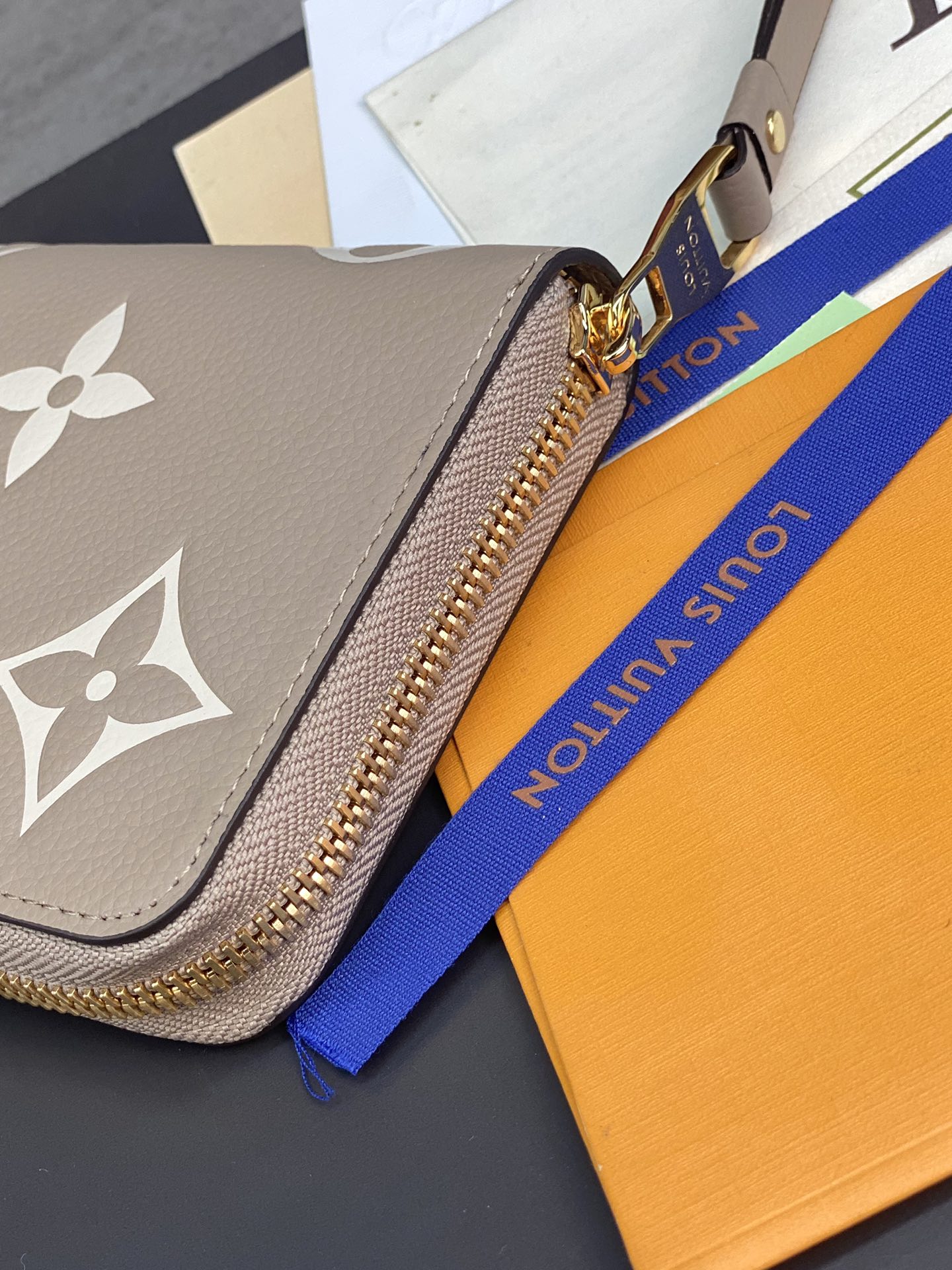 LV 路易斯·威登M69794 杏色 CRAFTY ZIPPY 拉鏈錢夾￥ 680-頂級1:1精品高仿包包香港台灣批發價格推薦微信哪裡買