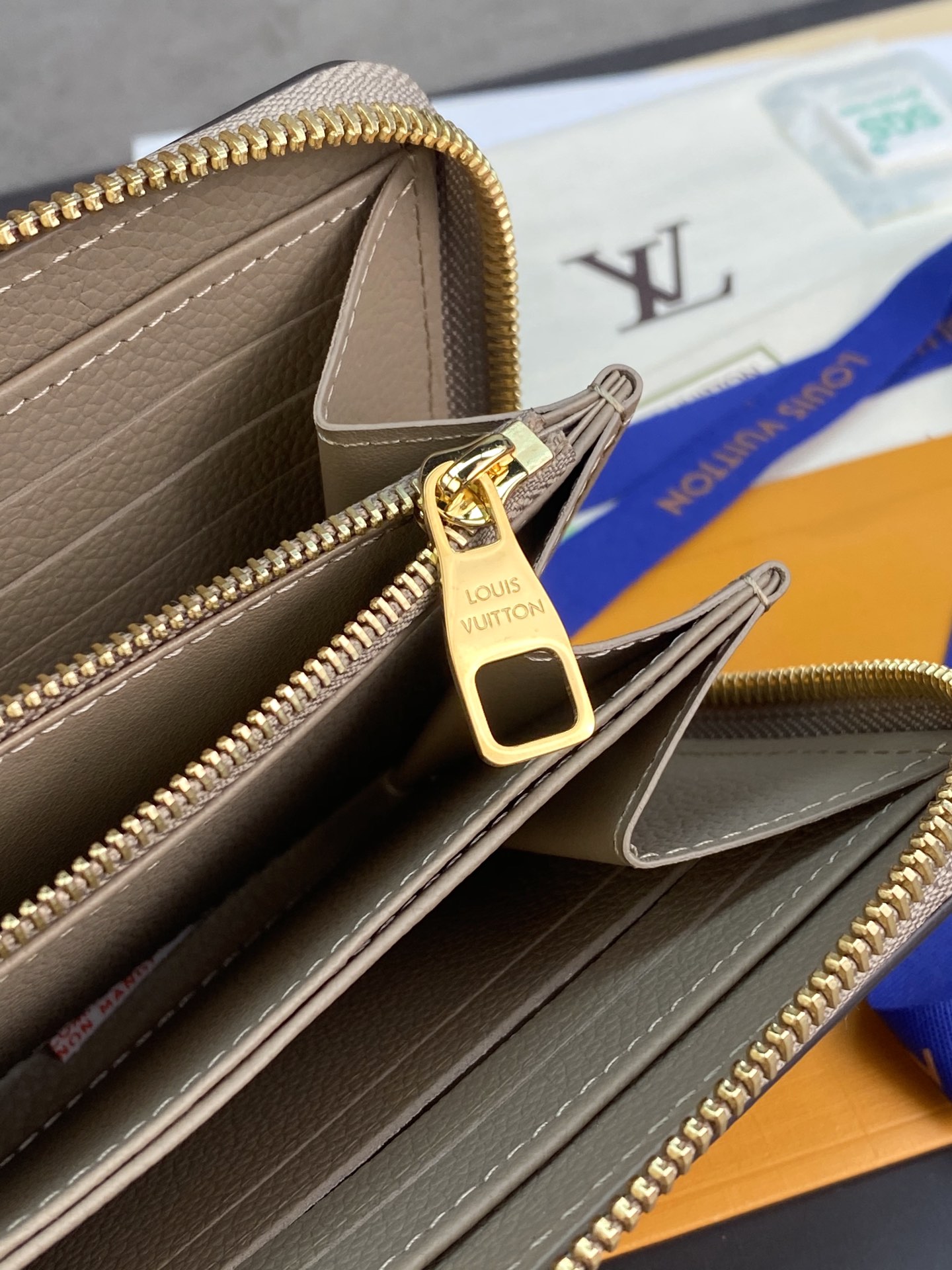 LV 路易斯·威登M69794 杏色 CRAFTY ZIPPY 拉鏈錢夾￥ 680-頂級1:1精品高仿包包香港台灣批發價格推薦微信哪裡買