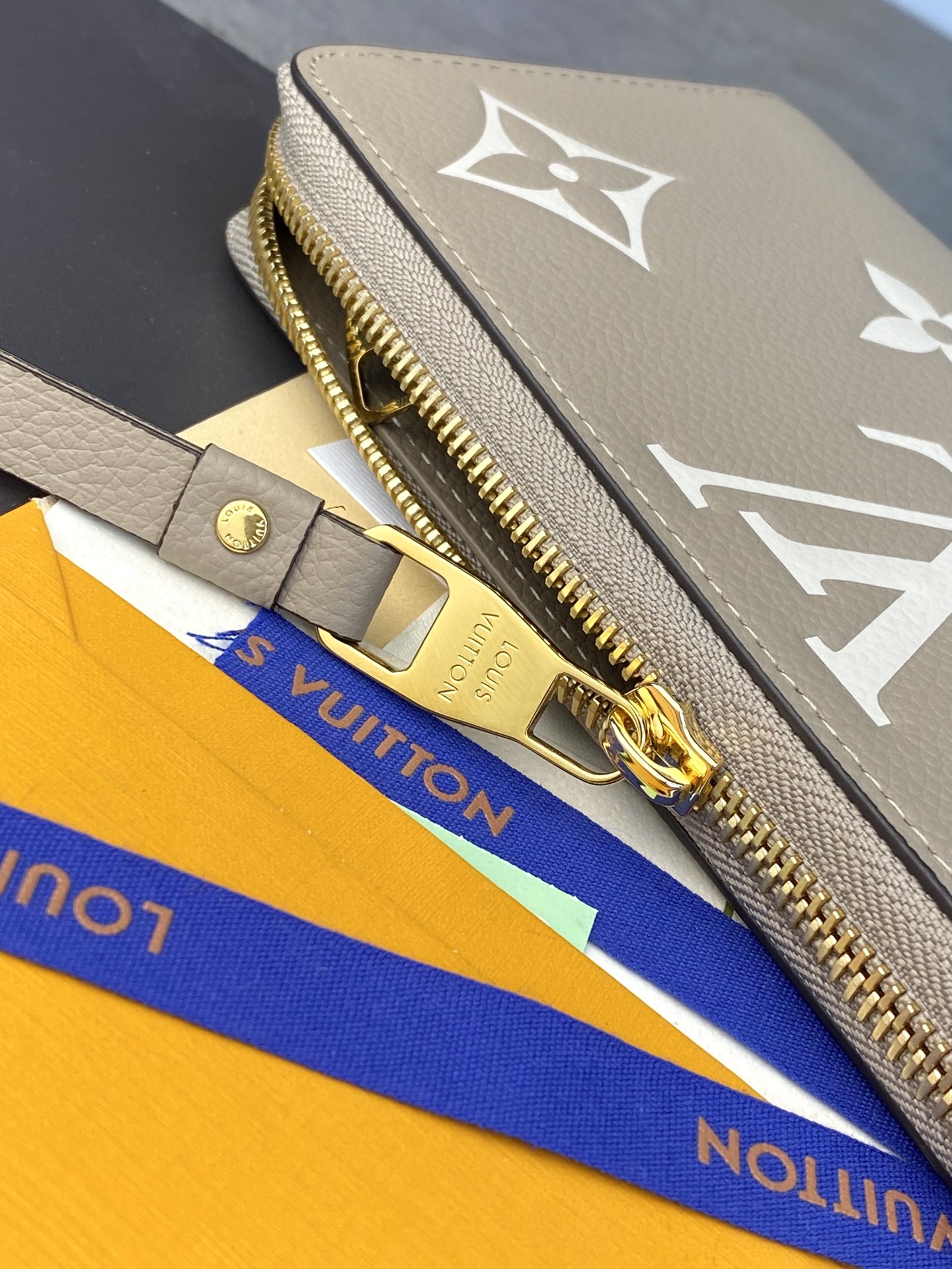 LV 路易斯·威登M69794 杏色 CRAFTY ZIPPY 拉鏈錢夾￥ 680-頂級1:1精品高仿包包香港台灣批發價格推薦微信哪裡買