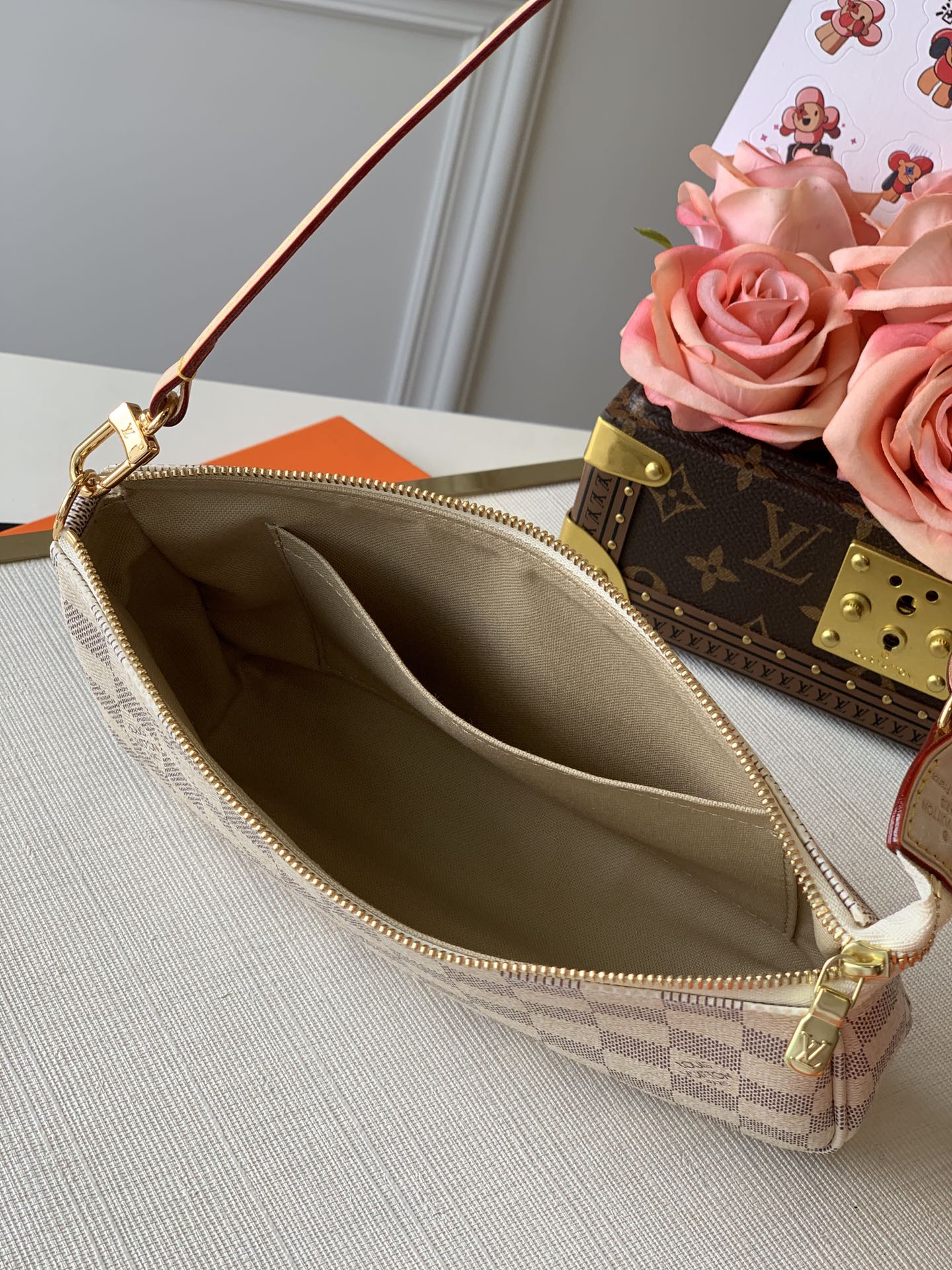 LV 路易斯·威登原單 N41207白格 帆佈制成的一款小巧輕便的手袋￥ 780-頂級1:1精品高仿包包香港台灣批發價格推薦微信哪裡買