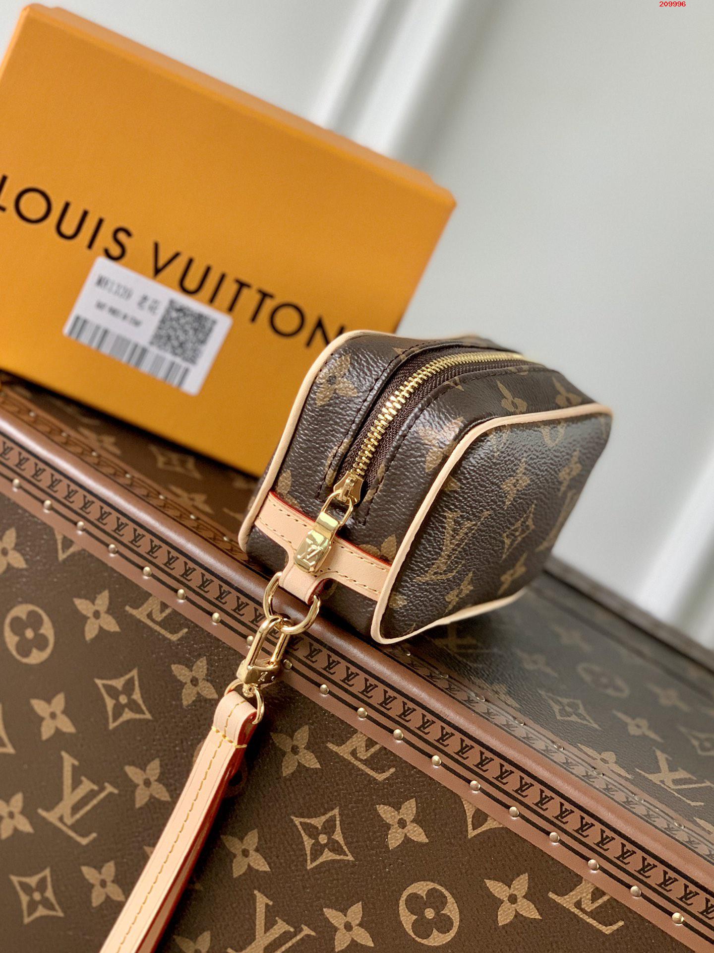 LV 路易斯·威登原單M81339老花化妝包 Spring in the City膠囊繫列￥ 780-頂級1:1精品高仿包包香港台灣批發價格推薦微信哪裡買
