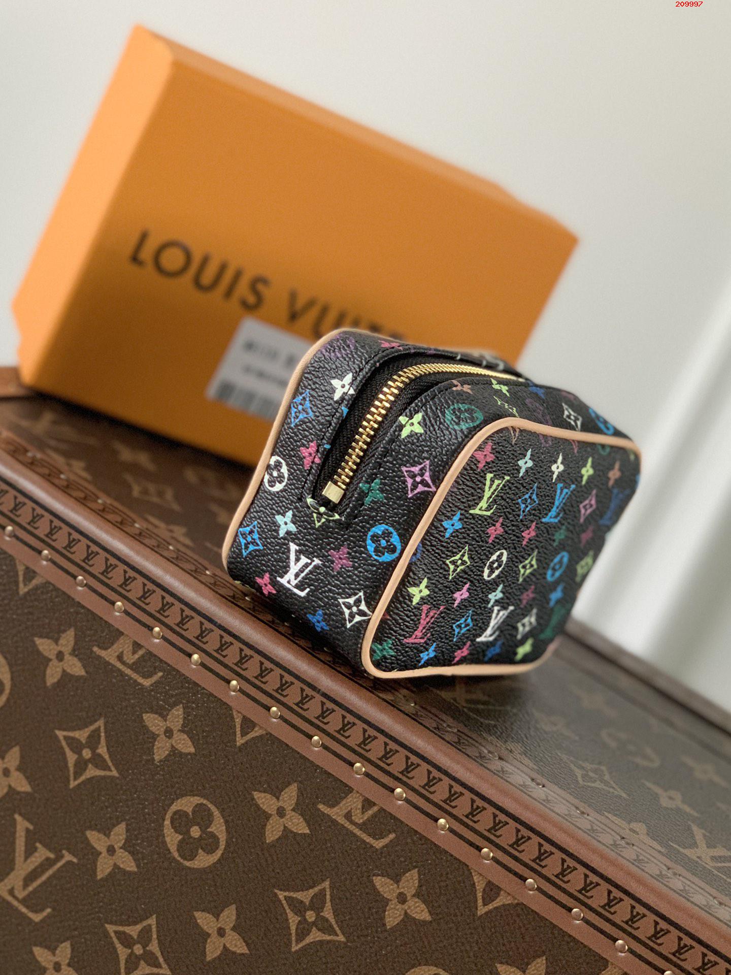 LV 原單M81339黑彩化妝包 Spring in the City膠囊繫列路易斯·威登￥ 780-頂級1:1精品高仿包包香港台灣批發價格推薦微信哪裡買
