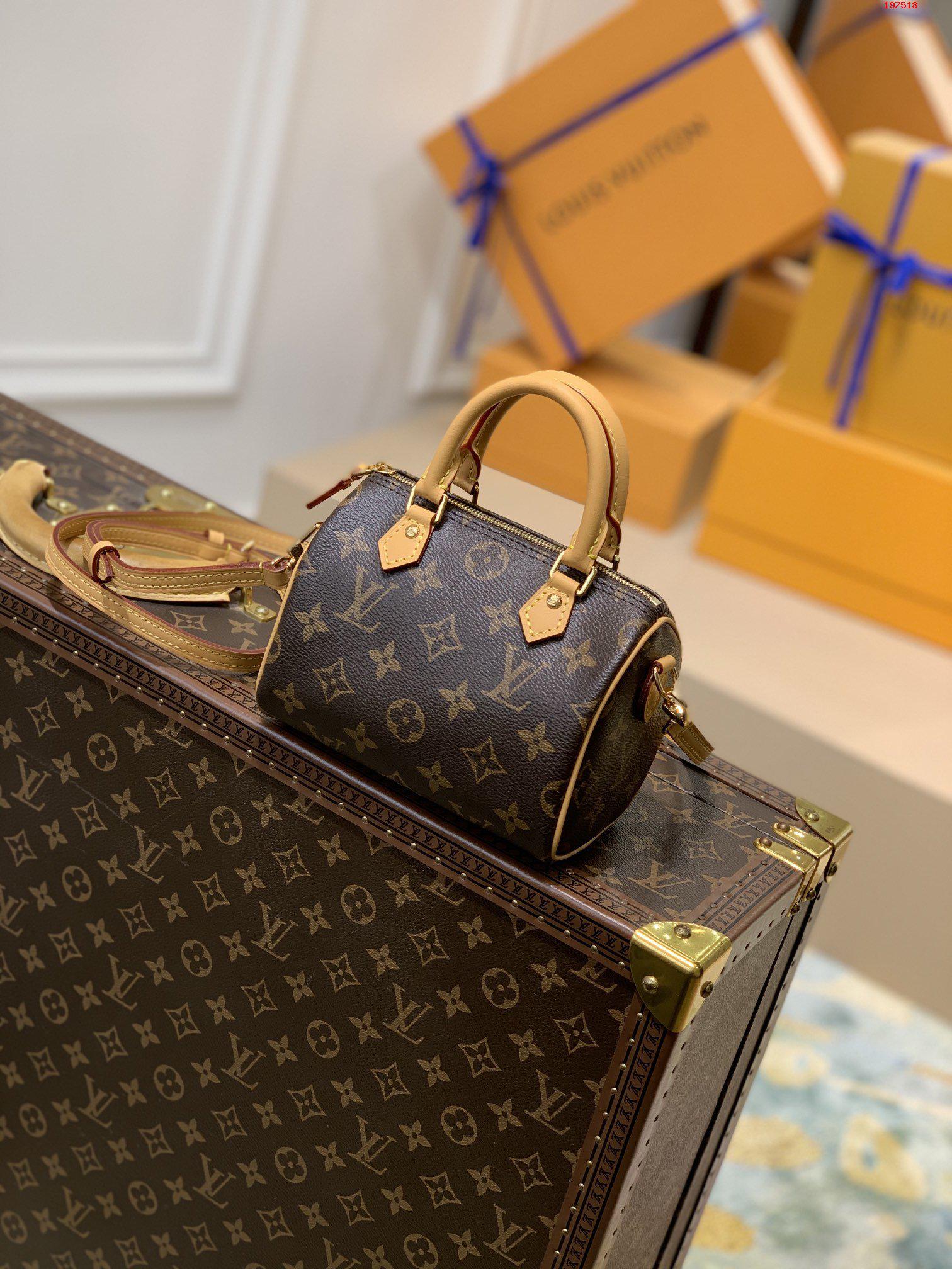 LV 路易斯·威登新版NANO SPEEDY 手袋M81085以經典的Monogram帆佈制成的Nano Speedy手袋￥ 880-頂級1:1精品高仿包包香港台灣批發價格推薦微信哪裡買