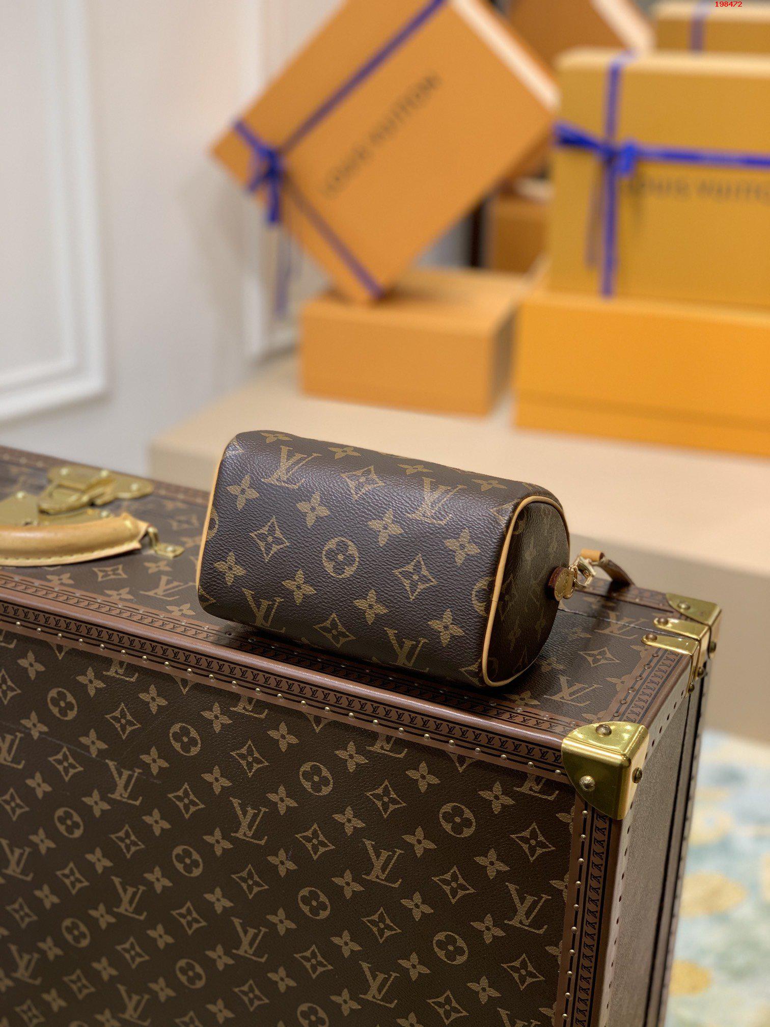 新版NANO SPEEDY 手袋M81085以經典的Monogram帆佈制成的Nano Speedy手袋LV 路易斯·威登￥ 980-頂級1:1精品高仿包包香港台灣批發價格推薦微信哪裡買
