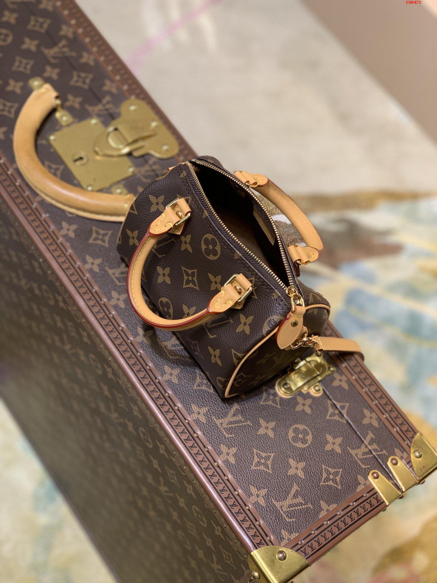 新版NANO SPEEDY 手袋M81085以經典的Monogram帆佈制成的Nano Speedy手袋LV 路易斯·威登￥ 980-頂級1:1精品高仿包包香港台灣批發價格推薦微信哪裡買