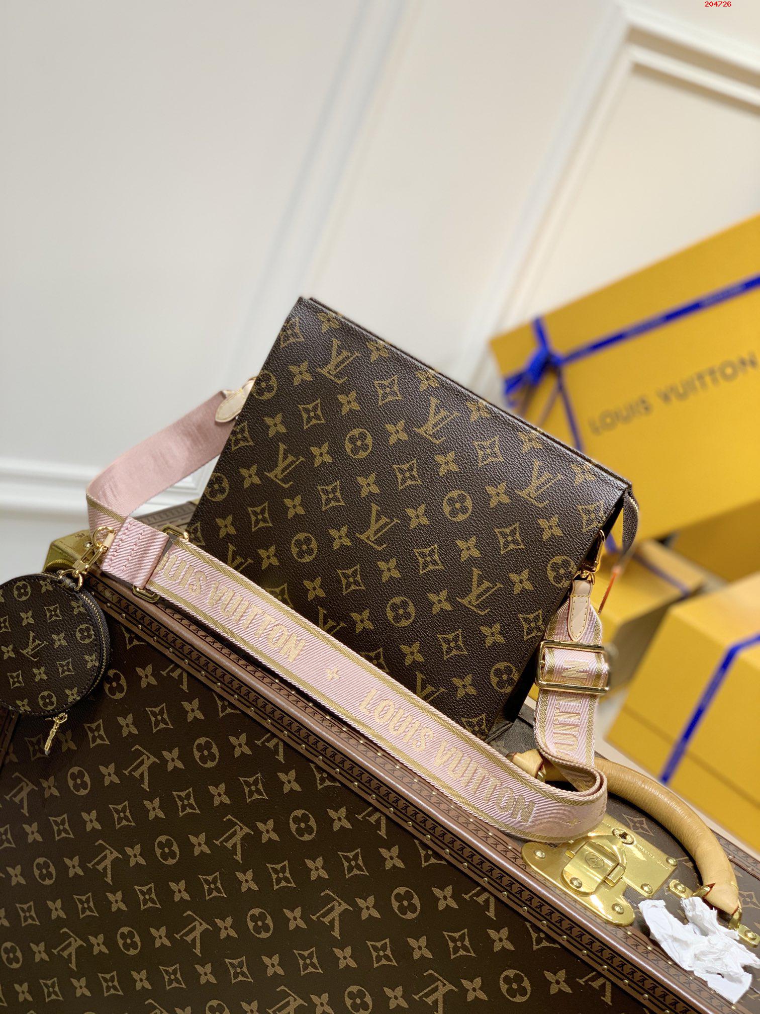 原單M47542粉色 斜挎包內部空間寬敞LV 路易斯·威登￥ 980-頂級1:1精品高仿包包香港台灣批發價格推薦微信哪裡買