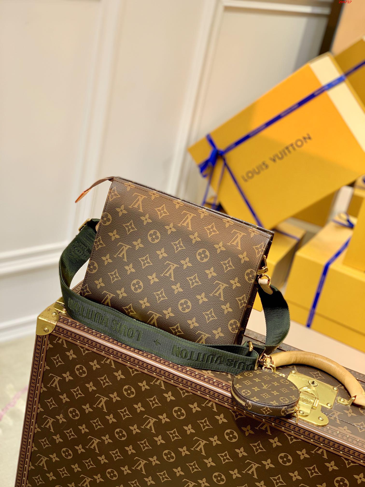 原單M47542綠色 斜挎包內部空間寬敞 兩側採用接襠式設計LV 路易斯·威登￥ 980-頂級1:1精品高仿包包香港台灣批發價格推薦微信哪裡買