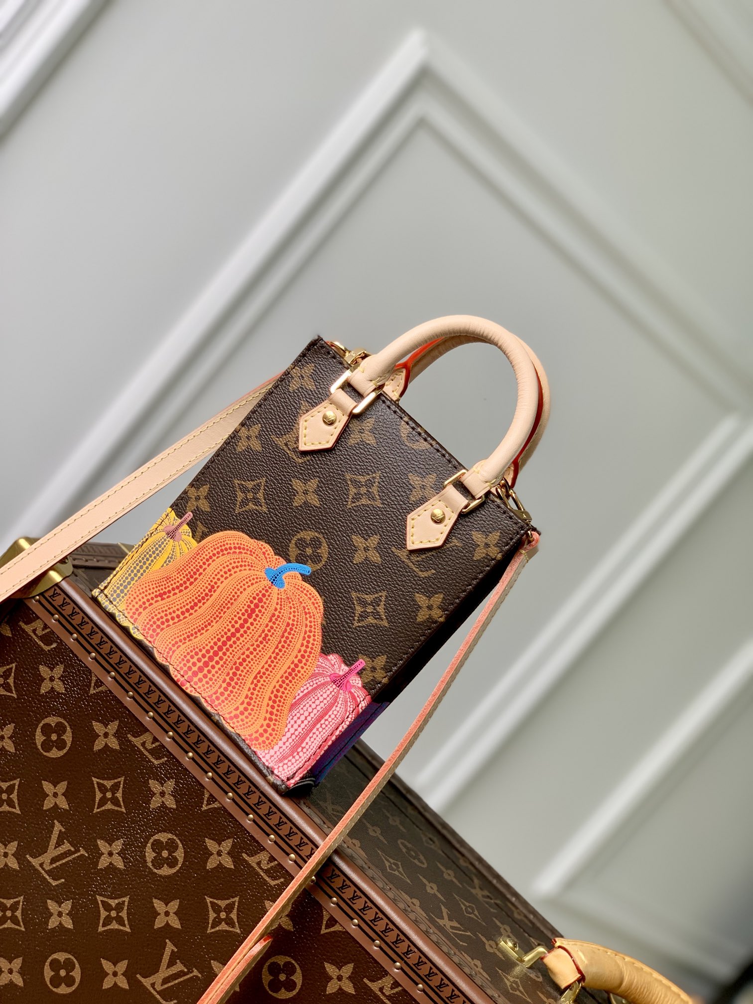 LV x YK Petit Sac Plat 手袋為 Monogram 帆佈描繪絢爛南瓜圖案 路易斯·威登￥1480-頂級1:1精品高仿包包香港台灣批發價格推薦微信哪裡買
