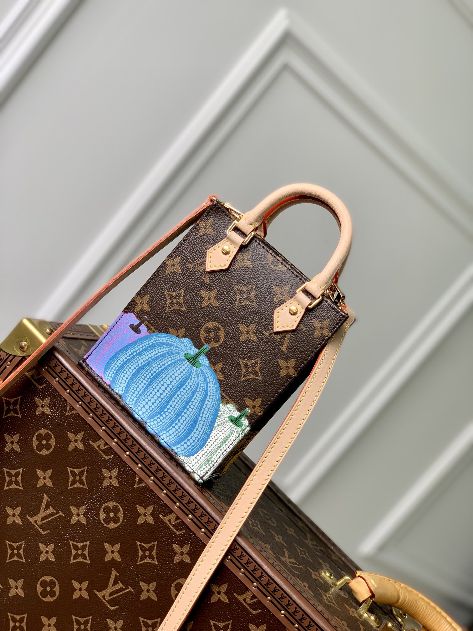 LV x YK Petit Sac Plat 手袋為 Monogram 帆佈描繪絢爛南瓜圖案 路易斯·威登￥1480-頂級1:1精品高仿包包香港台灣批發價格推薦微信哪裡買