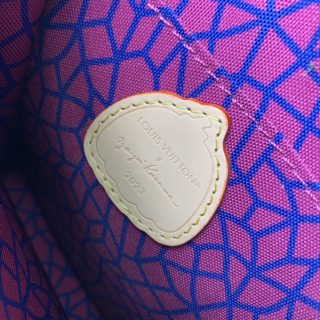 LV x YK Petit Sac Plat 手袋為 Monogram 帆佈描繪絢爛南瓜圖案 路易斯·威登￥1480-頂級1:1精品高仿包包香港台灣批發價格推薦微信哪裡買