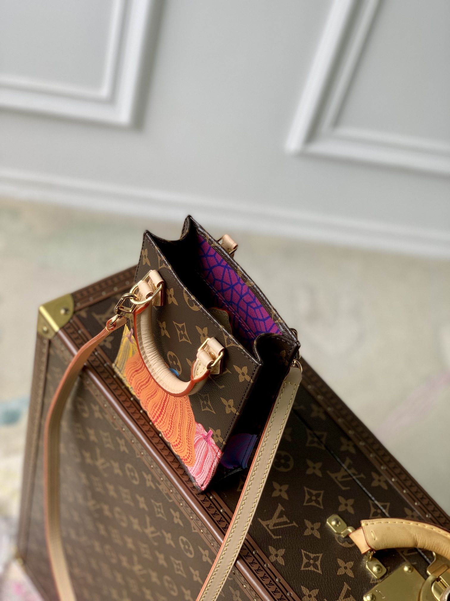 LV x YK Petit Sac Plat 手袋為 Monogram 帆佈描繪絢爛南瓜圖案 路易斯·威登￥1480-頂級1:1精品高仿包包香港台灣批發價格推薦微信哪裡買