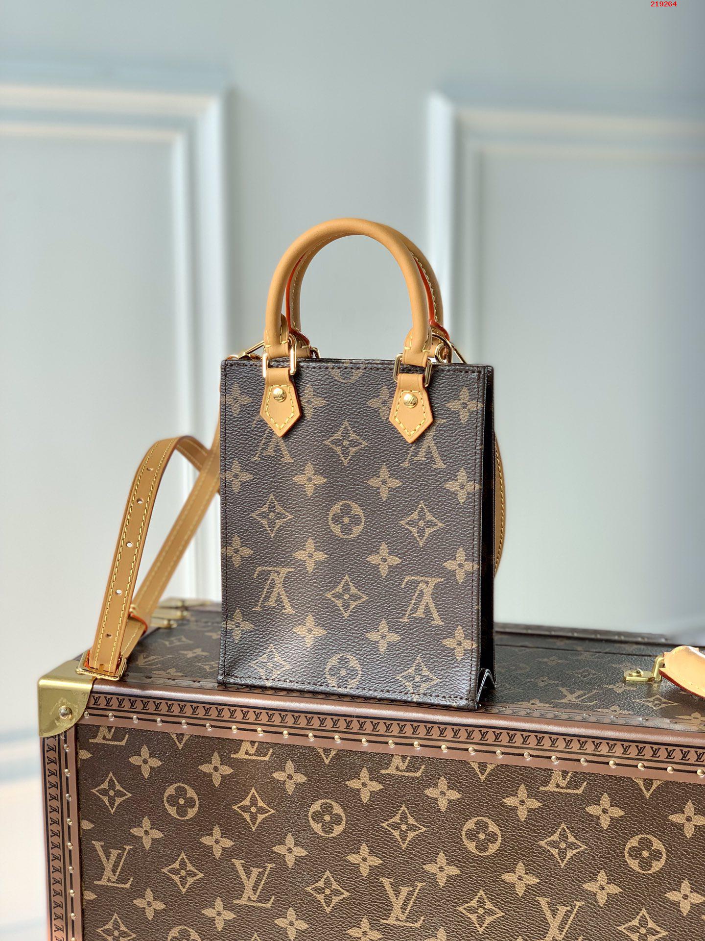 LV原單 M81259 Petit Sac Plat 手袋以 Monogram 帆佈演繹路易威登標誌性 路易斯·威登￥1480-頂級1:1精品高仿包包香港台灣批發價格推薦微信哪裡買