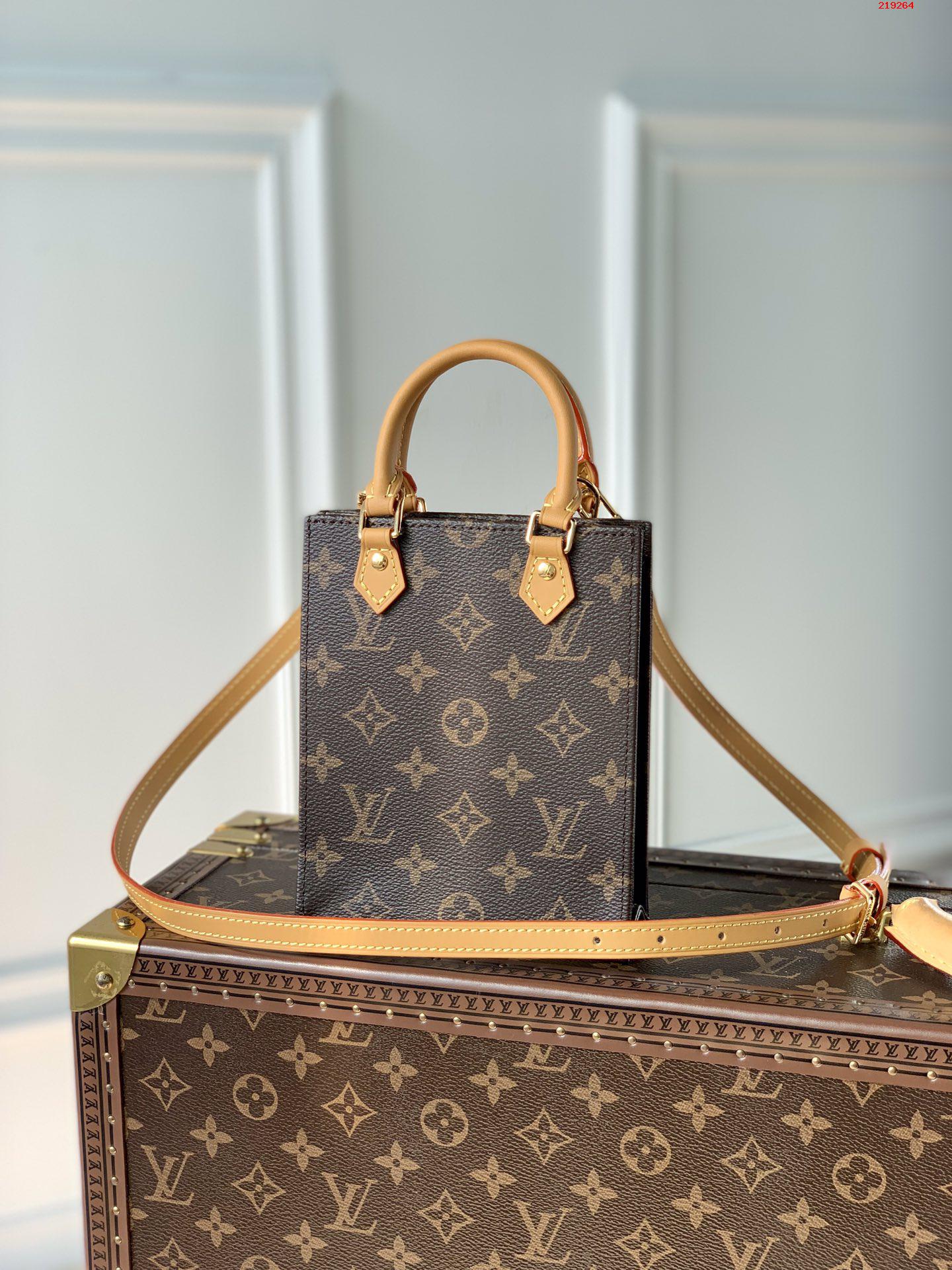 LV原單 M81259 Petit Sac Plat 手袋以 Monogram 帆佈演繹路易威登標誌性 路易斯·威登￥1480-頂級1:1精品高仿包包香港台灣批發價格推薦微信哪裡買