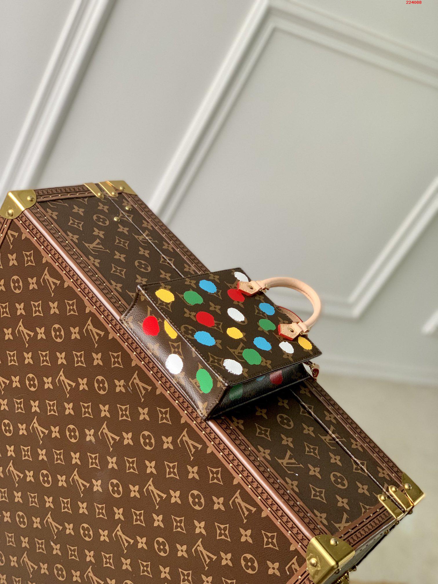 M81867LV x YK Petit Sac Plat 手袋出自路易威登 x 草間彌生合作繫列LV 路易斯·威登￥1280-頂級1:1精品高仿包包香港台灣批發價格推薦微信哪裡買