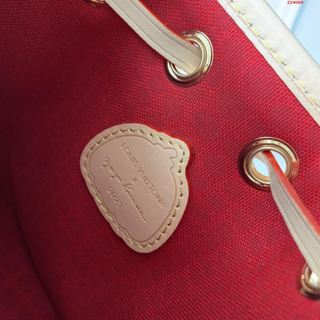 M81863路易威登與草間彌生二次推出合作繫列 將 LV x YK Nano Noé 水桶包引入前衛藝術領域LV 路易斯·威登￥1480-頂級1:1精品高仿包包香港台灣批發價格推薦微信哪裡買