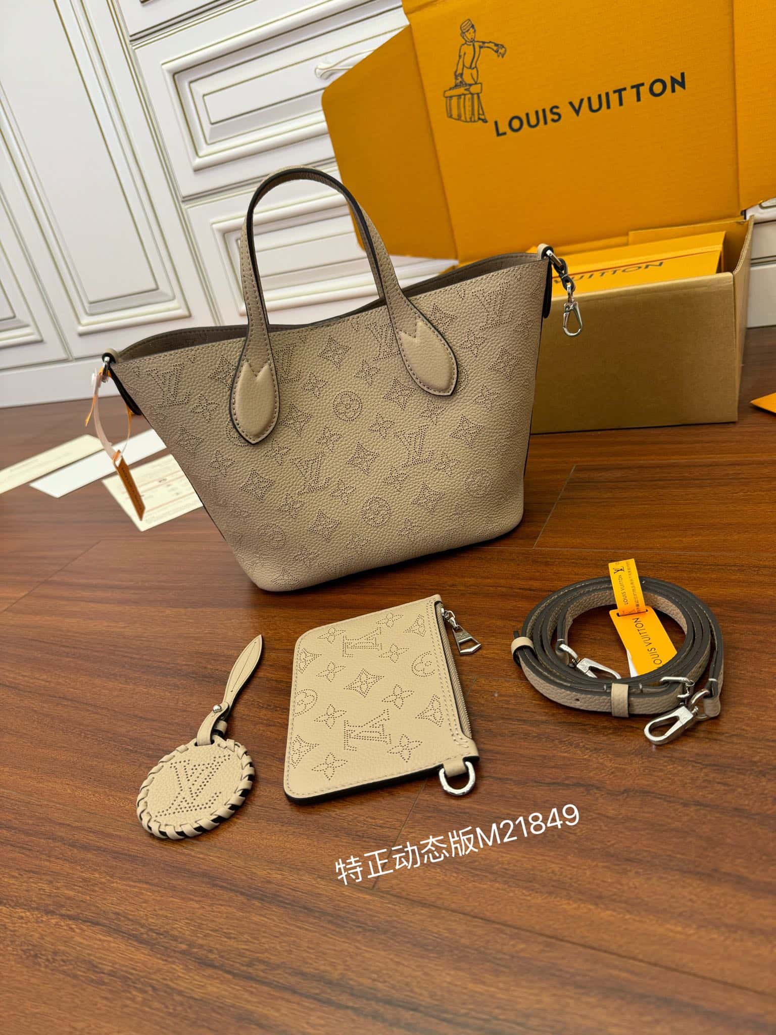 LV M21849 BLOSSOM 小號手袋¥2480.00-頂級1:1精品高仿包包香港台灣批發價格推薦微信哪裡買