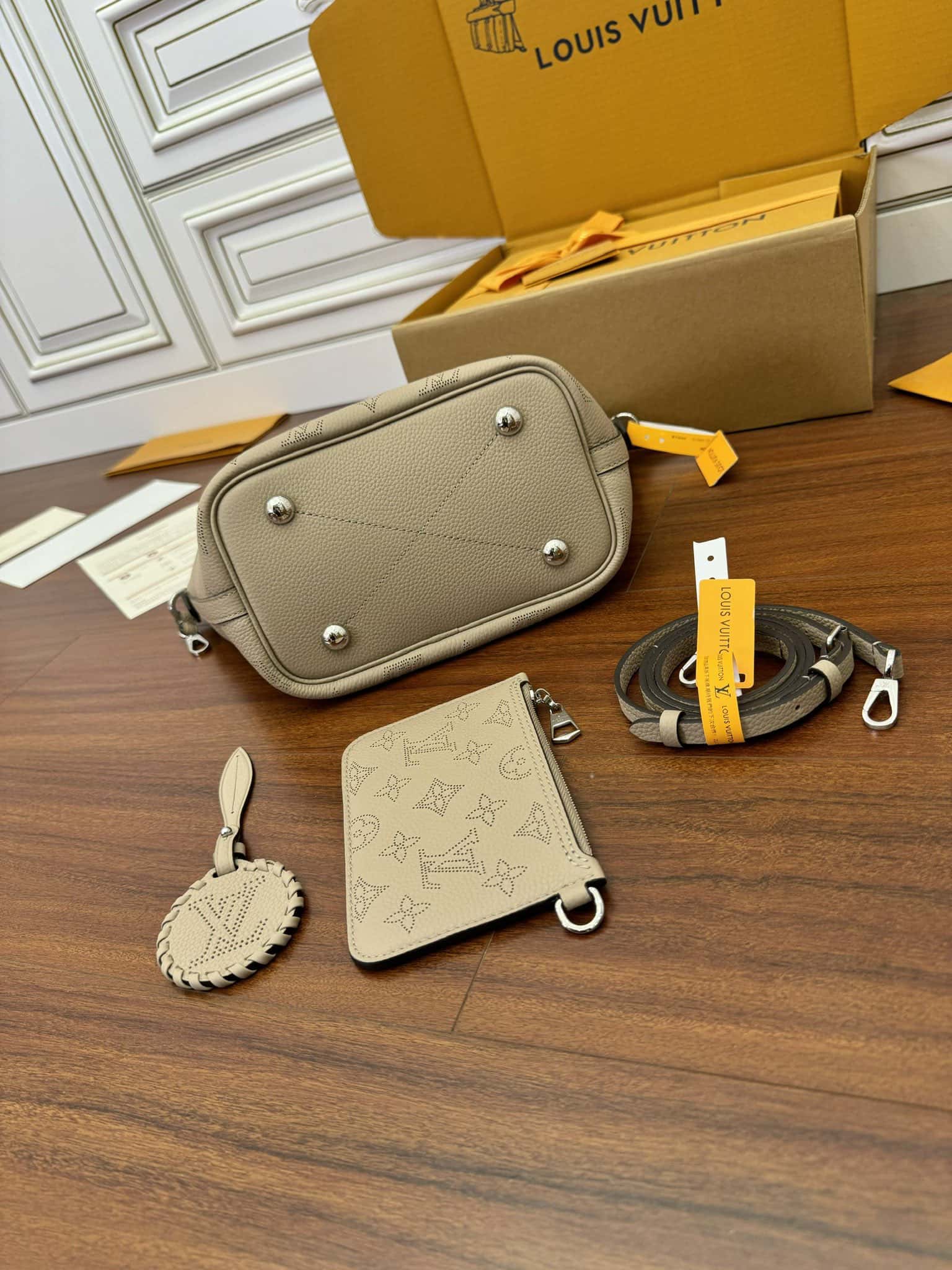 LV M21849 BLOSSOM 小號手袋¥2480.00-頂級1:1精品高仿包包香港台灣批發價格推薦微信哪裡買