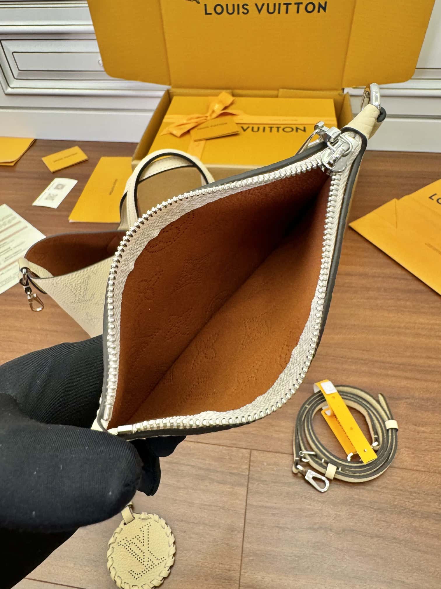 LV意大利A級皮料 M21909 BLOSSOM 小號手袋¥2480.00-頂級1:1精品高仿包包香港台灣批發價格推薦微信哪裡買