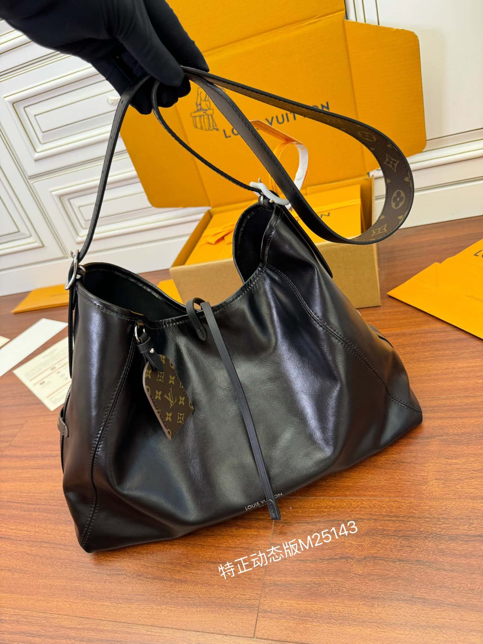 LV M25143 當季新款 CARRYALL DARK 中號手袋¥2480.00-頂級1:1精品高仿包包香港台灣批發價格推薦微信哪裡買