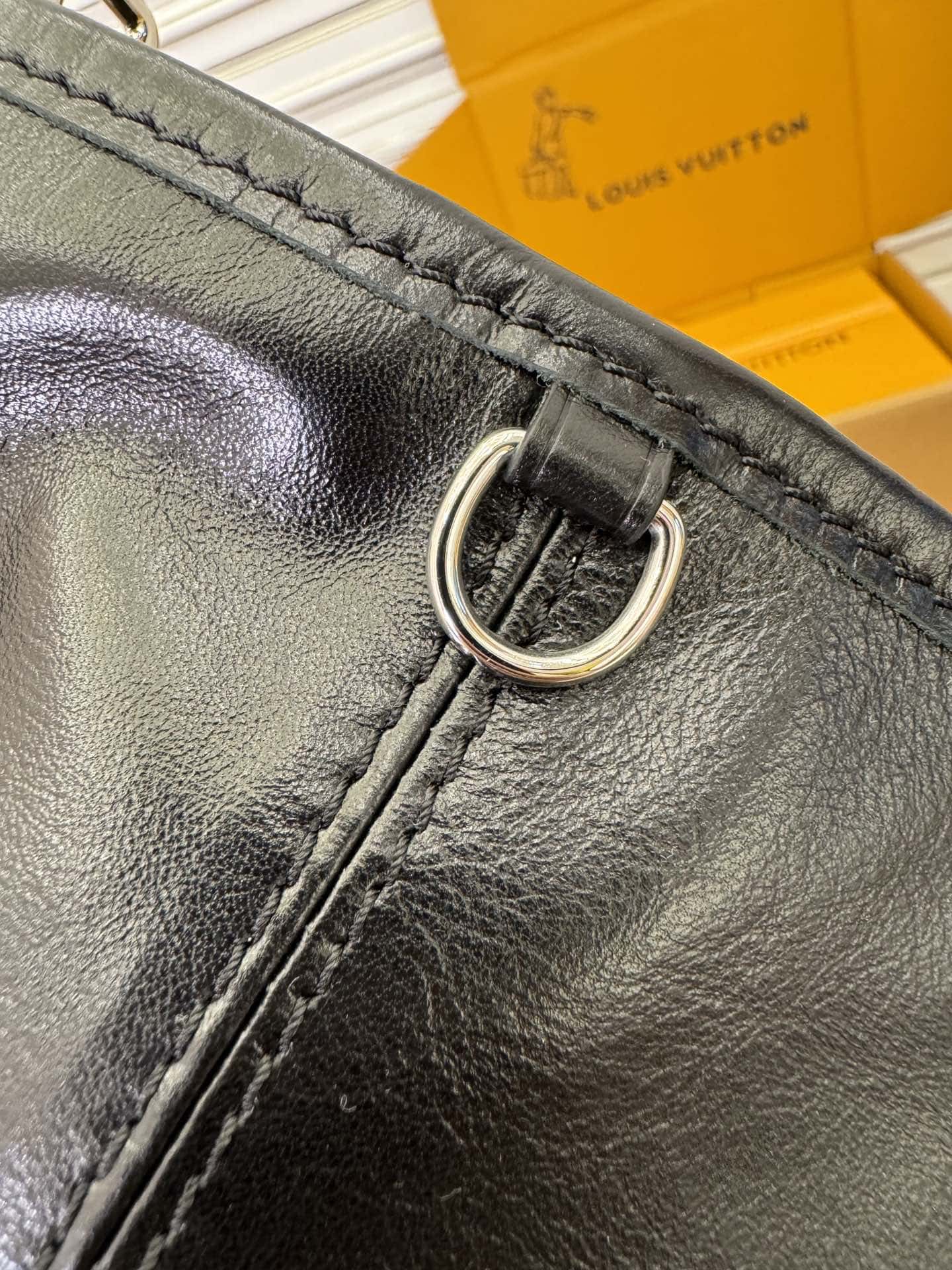 LV M25143 當季新款 CARRYALL DARK 中號手袋¥2480.00-頂級1:1精品高仿包包香港台灣批發價格推薦微信哪裡買