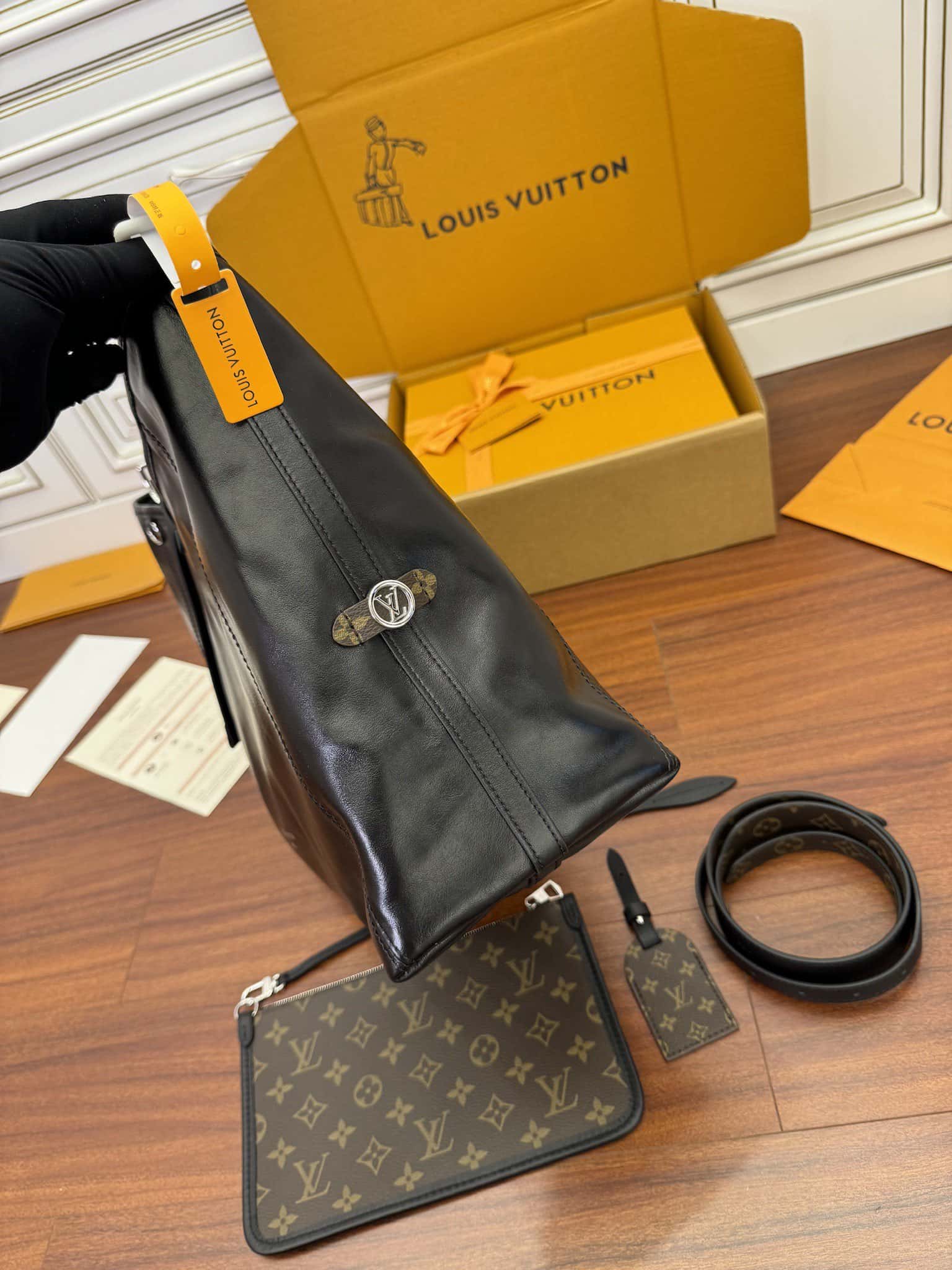 LV M25143 當季新款 CARRYALL DARK 中號手袋¥2480.00-頂級1:1精品高仿包包香港台灣批發價格推薦微信哪裡買