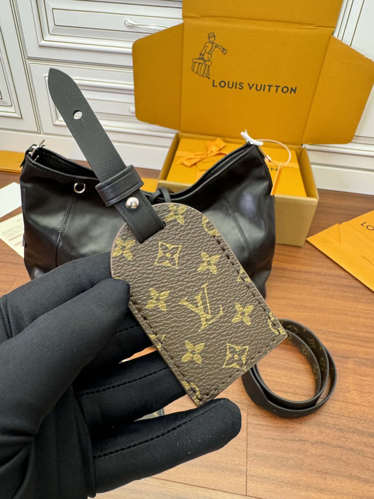 LV M25143 當季新款 CARRYALL DARK 中號手袋¥2480.00-頂級1:1精品高仿包包香港台灣批發價格推薦微信哪裡買