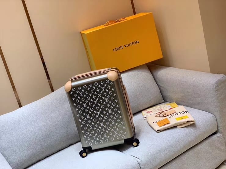 LV路易威登鈦合金材質鈦灰monogram 花紋拉桿箱M23204¥6480.00-頂級1:1精品高仿包包香港台灣批發價格推薦微信哪裡買